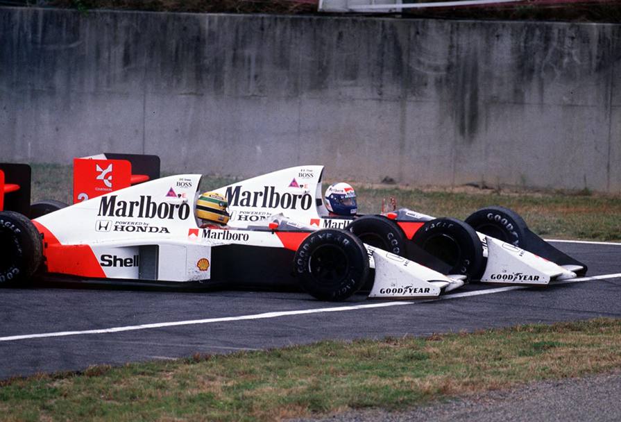 1989: l&#39;aggancio Senna-Prost alla chicane di Suzuka. Il francese  iridato per la squalifica del brasiliano nel dopo gara. Omega